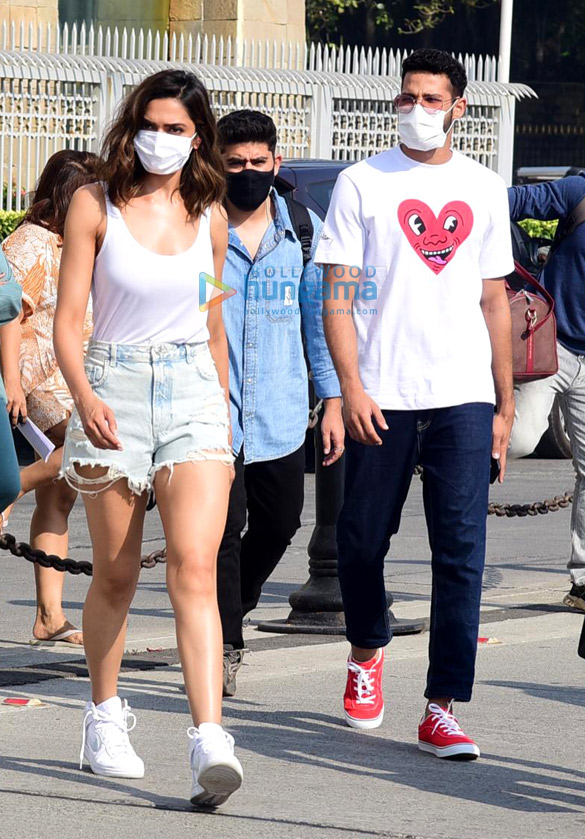 Photos: Deepika Padukone and Siddhant Chaturvedi snapped at Gateway Of India in Mumbai Photos: Deepika Padukone and Siddhant Chaturvedi snapped at Gateway Of India in Mumbai