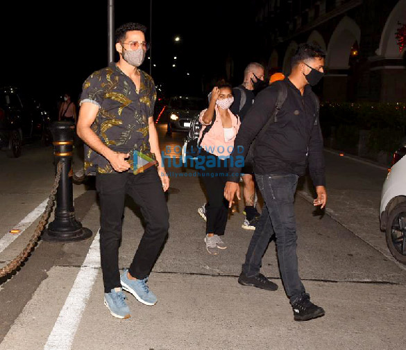photos deepika padukone and siddhant chaturvedi snapped at gateway of india in mumbai 3 3