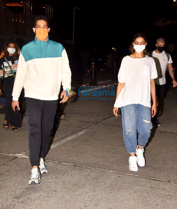 photos deepika padukone and siddhant chaturvedi spotted at gateway of india 1 3