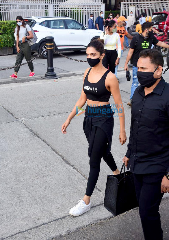 photos deepika padukone and siddhant chaturvedi spotted at gateway of india 2