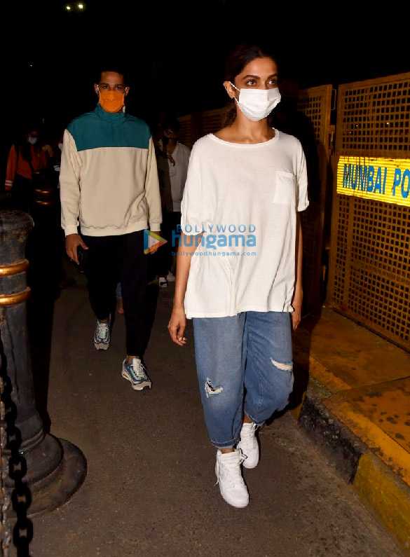 photos deepika padukone and siddhant chaturvedi spotted at gateway of india 4 3