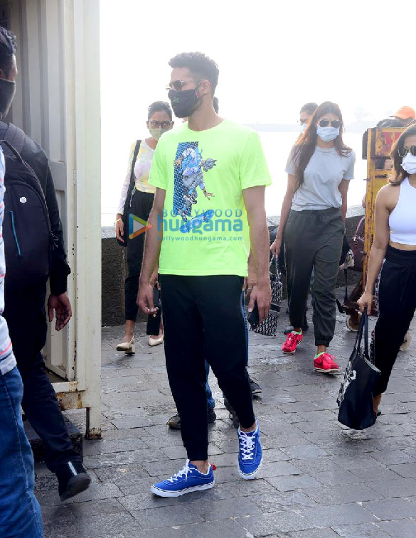 photos deepika padukone and siddhant chaturvedi spotted at gateway of india 5