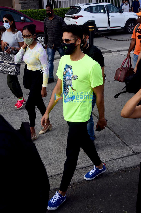 photos deepika padukone and siddhant chaturvedi spotted at gateway of india 6