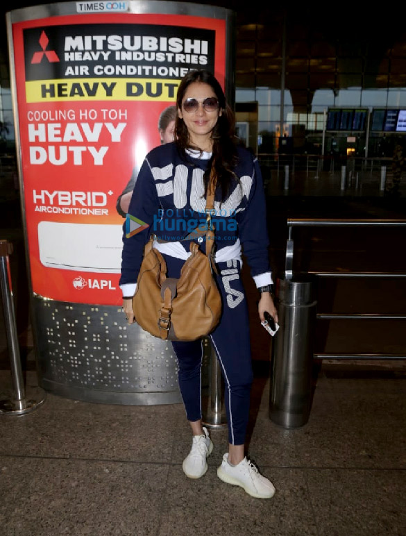photos eesha koppikhar daisy shah and others snapped at the airport 5