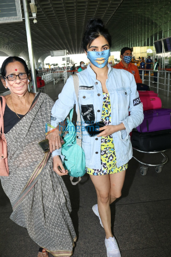 photos ekta kapoor javed akhtar shabana azmi and others snapped at the airport2