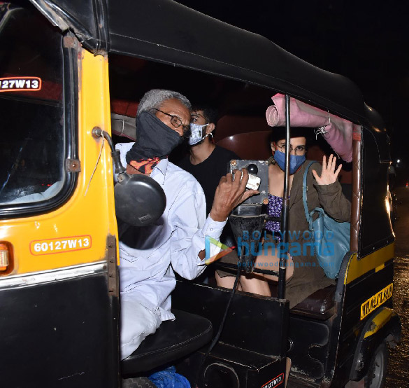Photos: Fatima Sana Shaikh snapped taking an auto rickshaw ride Photos: Fatima Sana Shaikh snapped taking an auto rickshaw ride