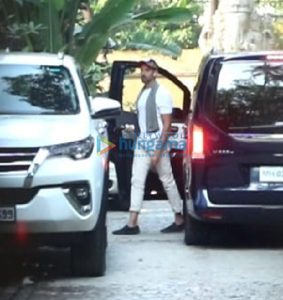 photos hrithik roshan snapped in juhu 2