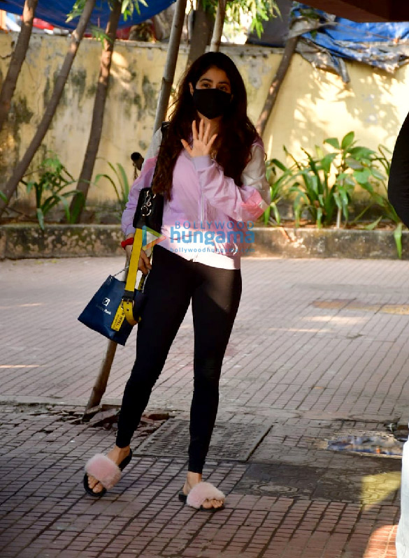 photos janhvi kapoor spotted at pilates 1 3