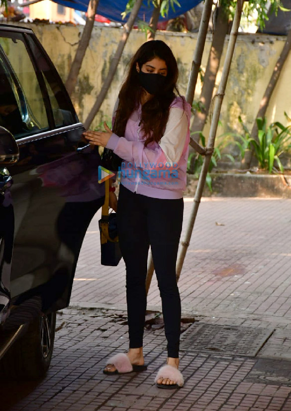 photos janhvi kapoor spotted at pilates 4