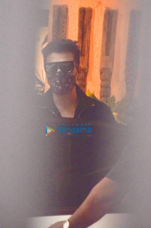 photos karan johar and farah khan snapped at anil kapoors house in juhu 4