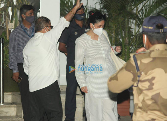photos kareena kapoor khan saif ali khan and taimur ali khan snapped at private airport 5
