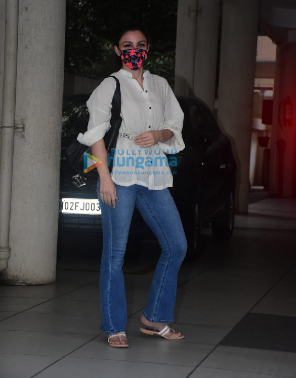 photos kareena kapoor khan taimur ali khan and others snapped at babita kapoors house 1
