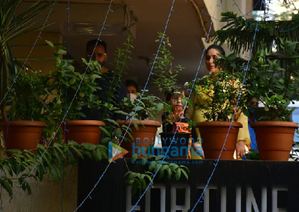 photos kareena kapoor khan taimur saif ali khan snapped at their residence 2