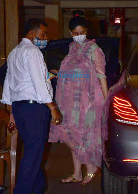 photos kareena kapoor khan and saif ali khan spotted in bandra 3