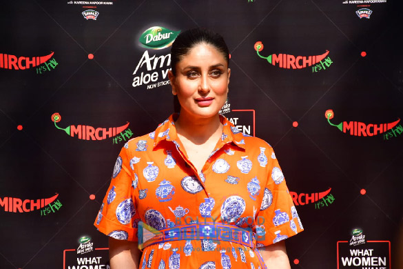 photos kareena kapoor khan snapped at balgandharva rang mandir in bandra 4