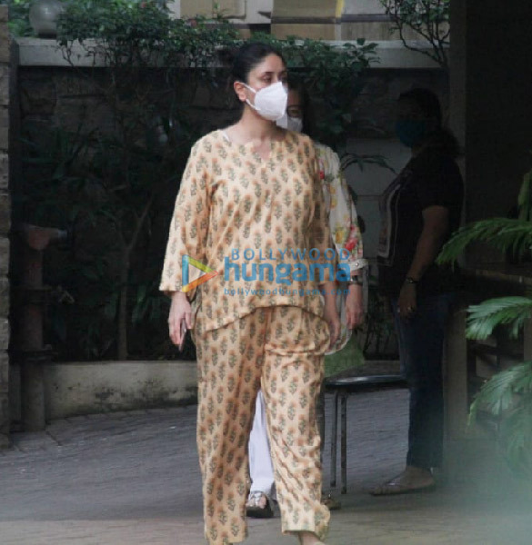 photos kareena kapoor khan snapped with babita kapoor in bandra 2
