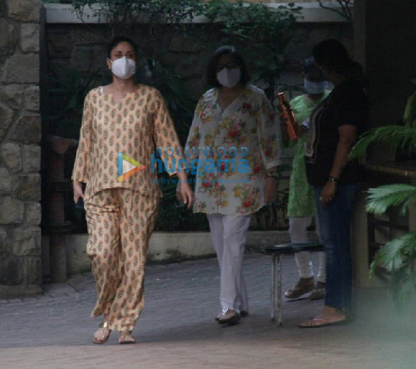 photos kareena kapoor khan snapped with babita kapoor in bandra 3