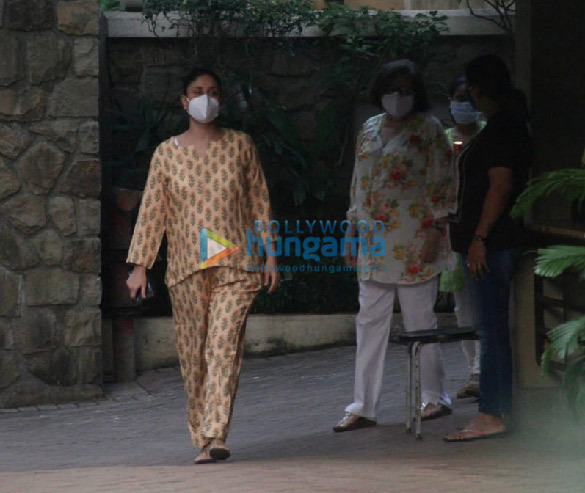 photos kareena kapoor khan snapped with babita kapoor in bandra 4