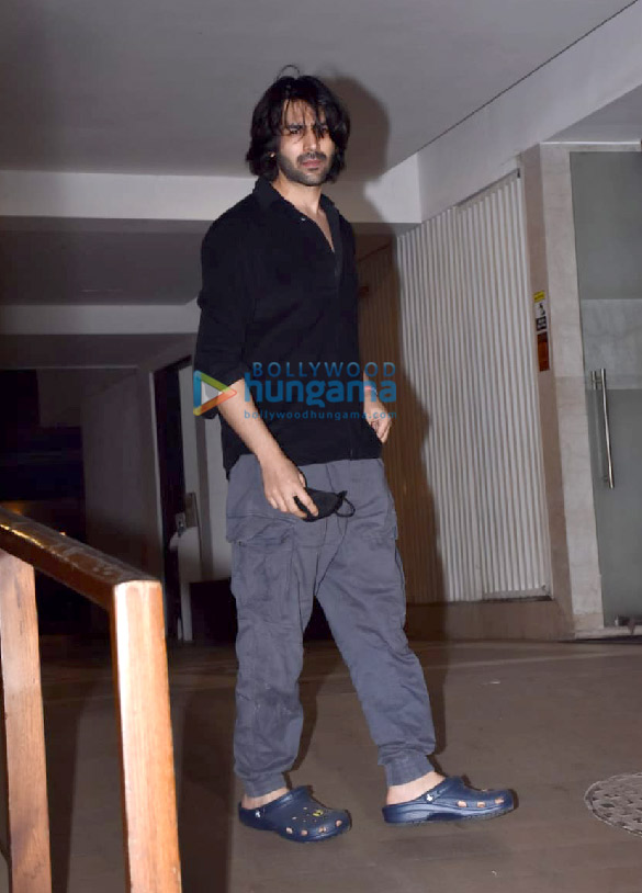 Photos: Kartik Aaryan snapped in Juhu Photos: Kartik Aaryan snapped in Juhu