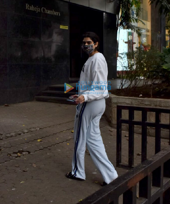 photos khushi kapoor snapped at a clinic in juhu 2
