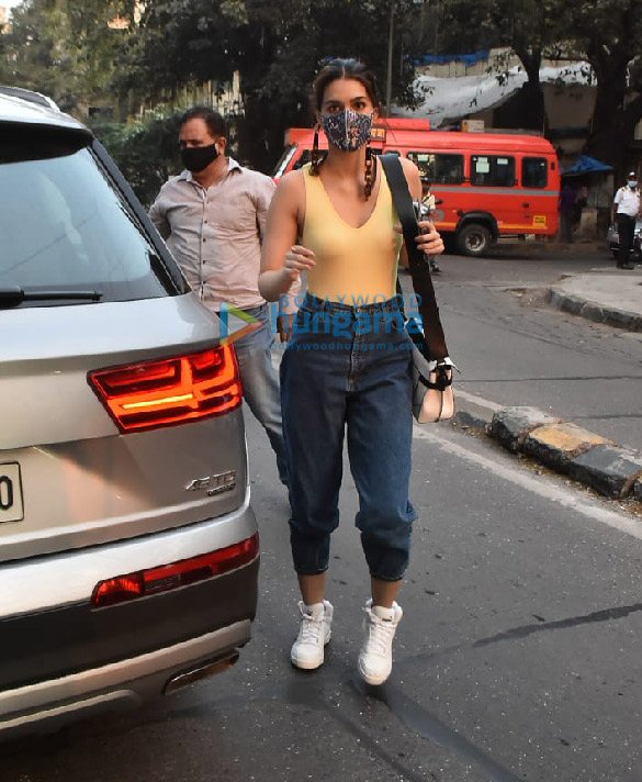 photos kriti sanon snapped at hakims aalim salon in khar 6