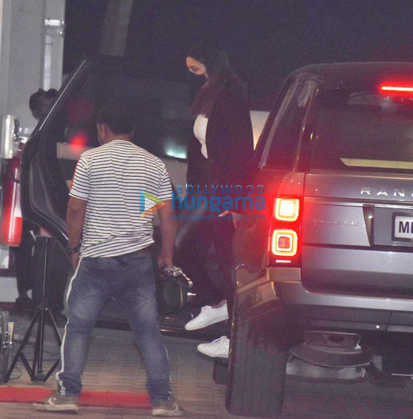 photos parineeti chopra snapped at t series office in andheri 2 2