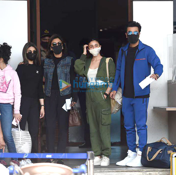 photos ranbir kapoor alia bhatt neetu singh and riddhima kapoor sahani snapped at the kalina airport 2