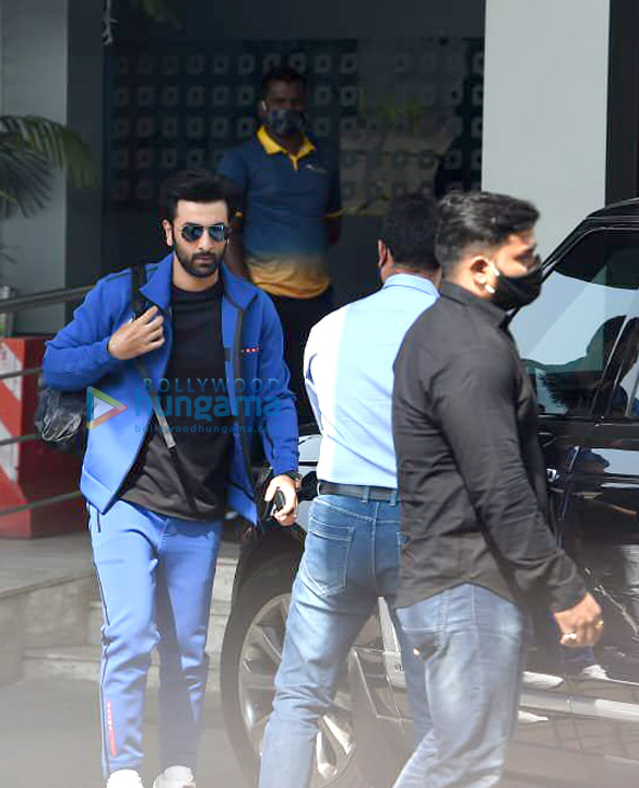 photos ranbir kapoor alia bhatt neetu singh and riddhima kapoor sahani snapped at the kalina airport 3