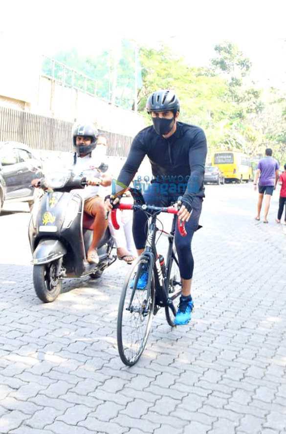 photos ranbir kapoor snapped during cycle ride 3