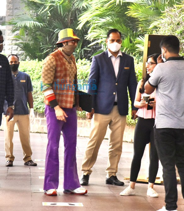 Photos: Ranveer Singh, Deepika Padukone, Siddhant Chaturvedi and Shakun Batra snapped at Gateway Of India in Mumbai Photos: Ranveer Singh, Deepika Padukone, Siddhant Chaturvedi and Shakun Batra snapped at Gateway Of India in Mumbai
