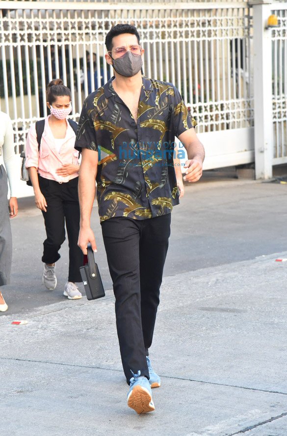 photos ranveer singh deepika padukone siddhant chaturvedi and shakun batra snapped at gateway of india in mumbai 4