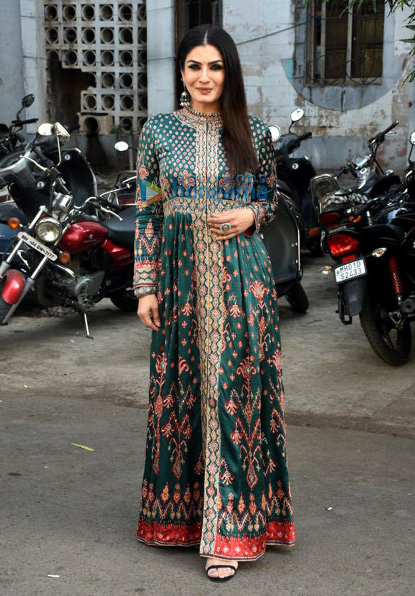 photos raveena tandon snapped on sets of kbc 3