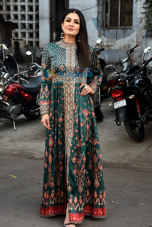 photos raveena tandon snapped on sets of kbc 4