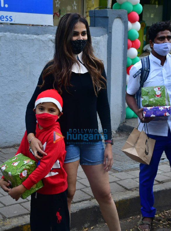 photos riteish deshmukh and genelia dsouza with kids for christmas party 3