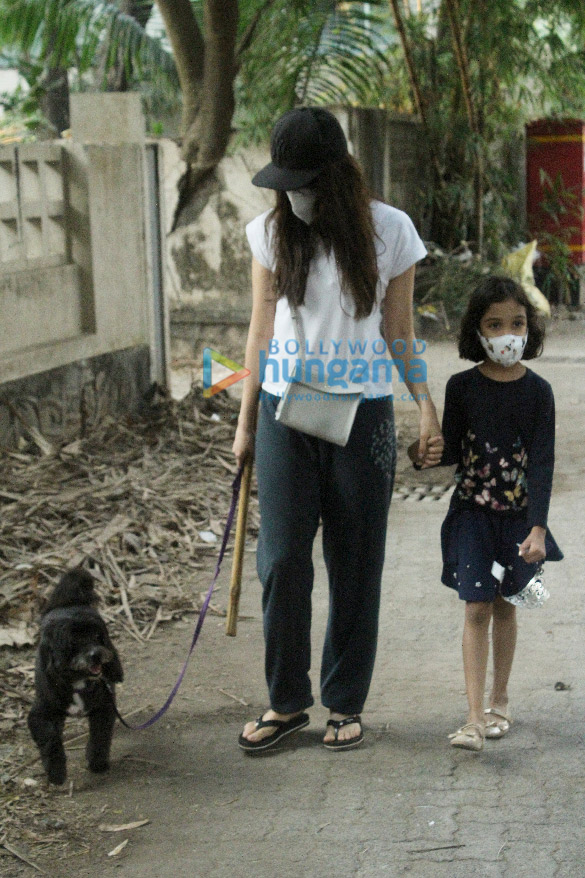 photos shraddha kapoor snapped in mumbai 1 2