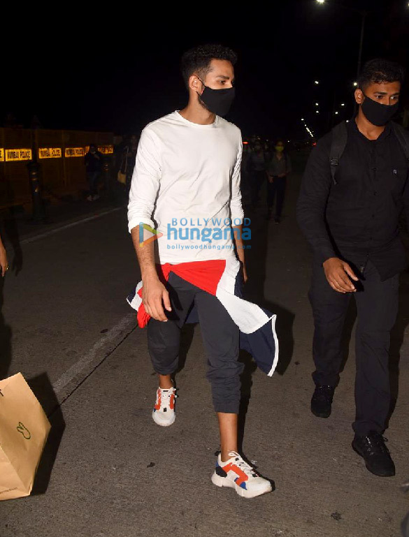 photos siddhant chaturvedi and deepika padukone snapped at gateway of india in mumbai 2