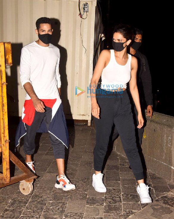 photos siddhant chaturvedi and deepika padukone snapped at gateway of india in mumbai 5
