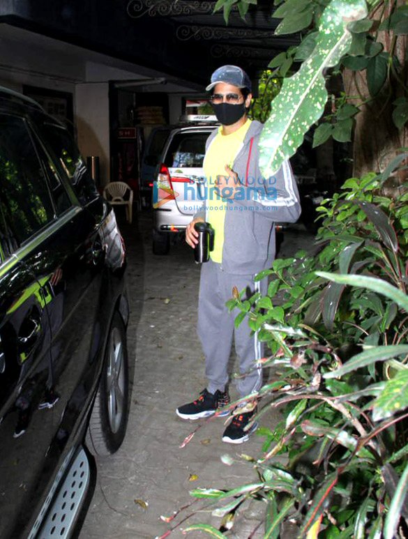 Photos: Sidharth Malhotra spotted outside dubbing studio in Bandra