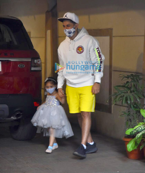 photos soha ali khan kunal kemmu and inaya spotted at kareena kapoor khans residence 4