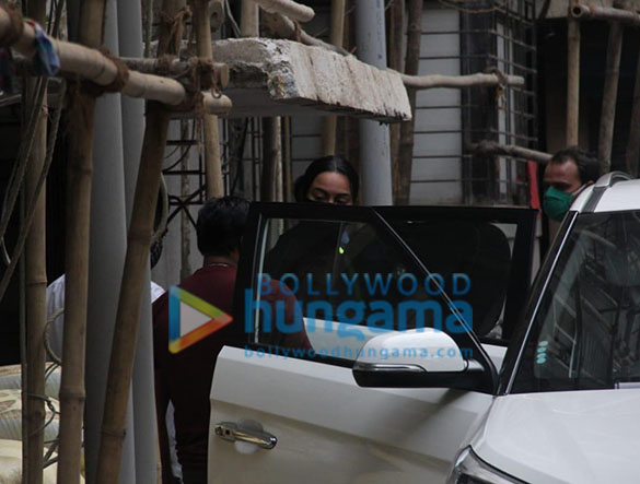 photos sonakshi sinha snapped in bandra 1