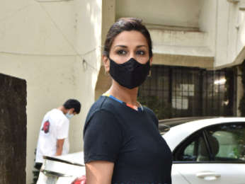 Photos: Sonali Bendre snapped at a salon in Juhu