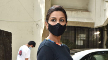 Photos: Sonali Bendre snapped at a salon in Juhu