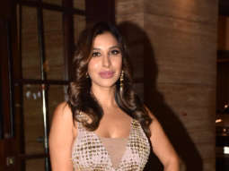 Photos: Sophie Choudry in Bandra doing a Christmas photo shoot