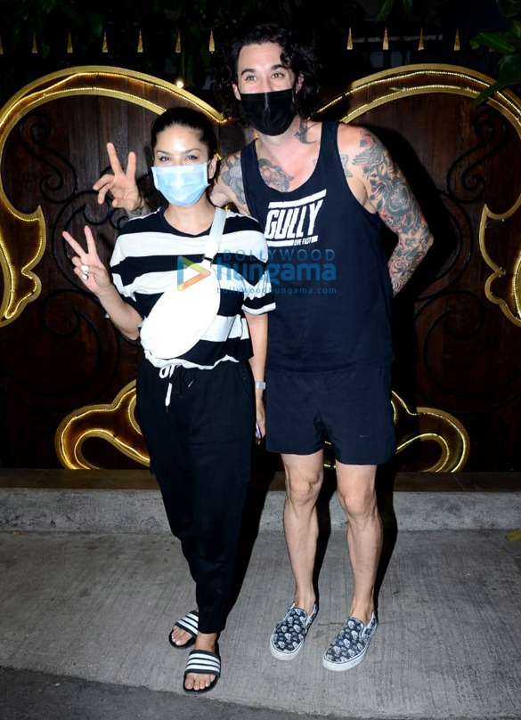 photos sunny leone spotted with husband daniel weber at myra spa in juhu 1
