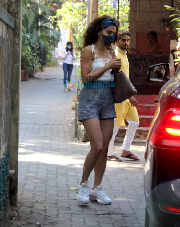 photos taapsee pannu spotted outside rakeysh omprakash mehras office in bandra 1