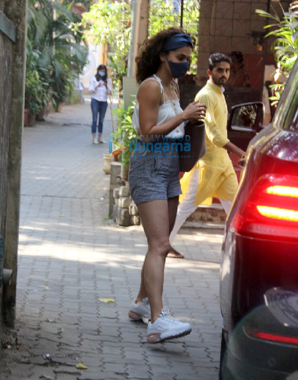photos taapsee pannu spotted outside rakeysh omprakash mehras office in bandra 2