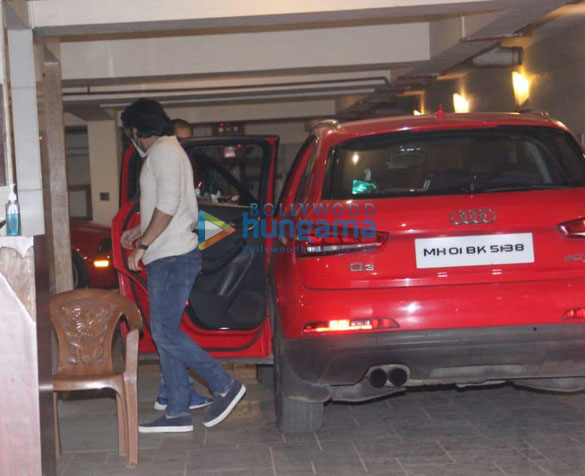 photos tara sutaria and aadar jain spotted at kareena kapoor khans house in bandra 3