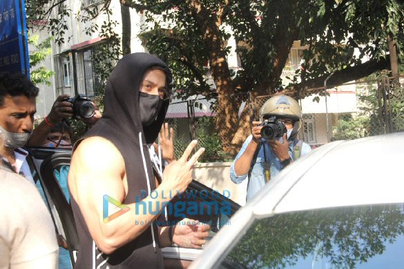 photos tiger shroff spotted at shankar mahadevans dubbing studio in bandra 4