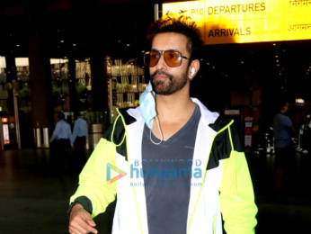 Photos: Vivek Oberoi and Aamir Ali snapped at the airport