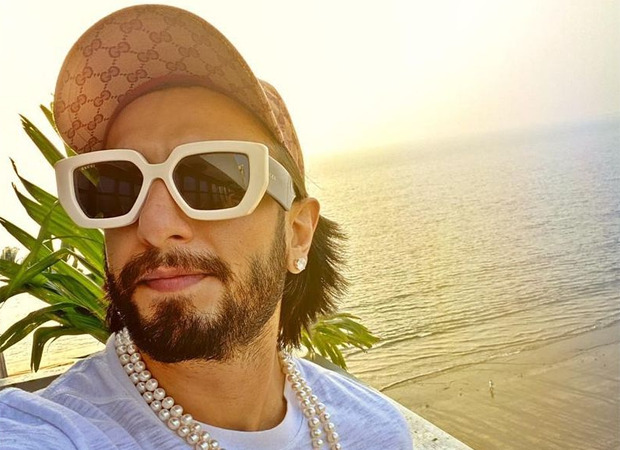 Ranveer Singh shares a beach selfie wearing a pearl necklace, Arjun Kapoor comments 'Baba tu heera nahi moti hai' Ranveer Singh shares a beach selfie wearing a pearl necklace, Arjun Kapoor comments 'Baba tu heera nahi moti hai'